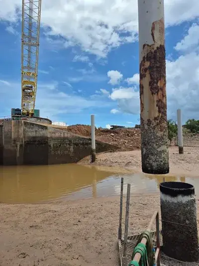 Pipe piling crane waterway construction